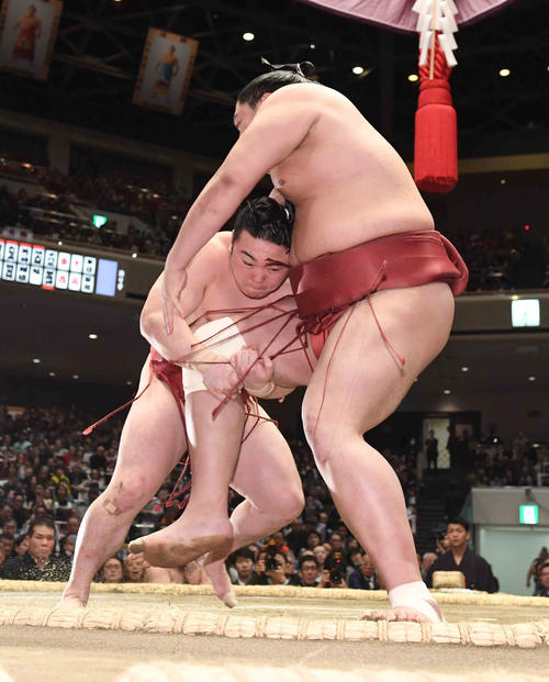 炎鵬（左）は阿炎の右足を狙い足取りで破る（撮影・小沢裕）