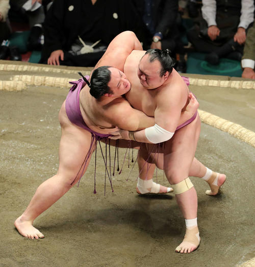 宝富士（右）を激しく攻める朝乃山（撮影・鈴木正人）