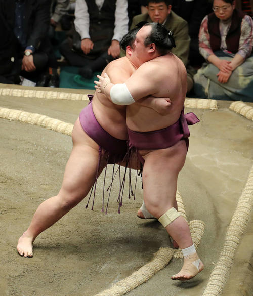 宝富士（右）を寄り切りで破る朝乃山（撮影・鈴木正人）