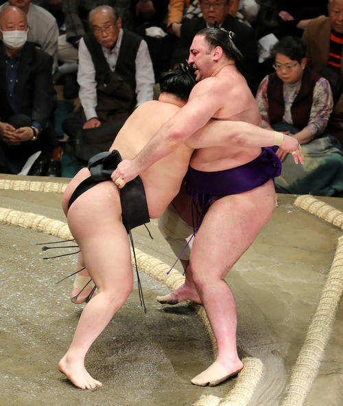 栃ノ心（右）を寄り切りで破る豪栄道（撮影・鈴木正人）