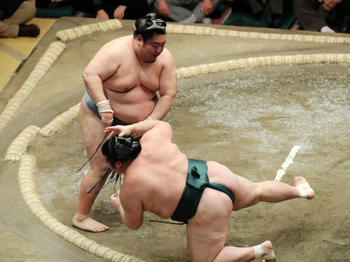 豊山（右）を突き落としで破る徳勝龍（撮影・鈴木正人）