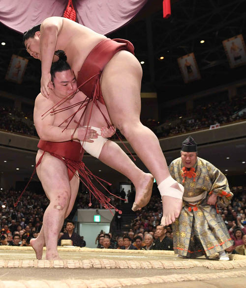 炎鵬（左）は阿炎の右足を狙い足取りで破る（撮影・小沢裕）