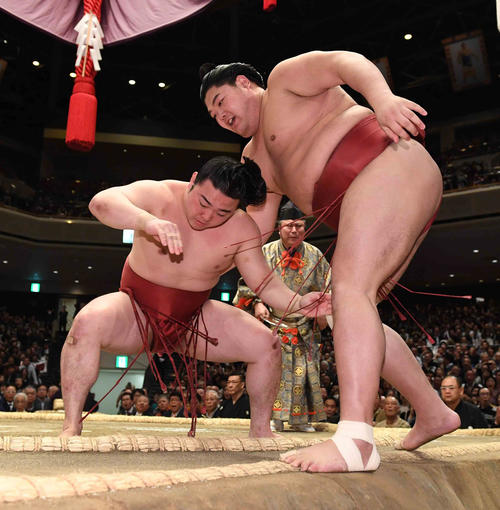 炎鵬（左）は阿炎の右足を狙い足取りで破る（撮影・小沢裕）