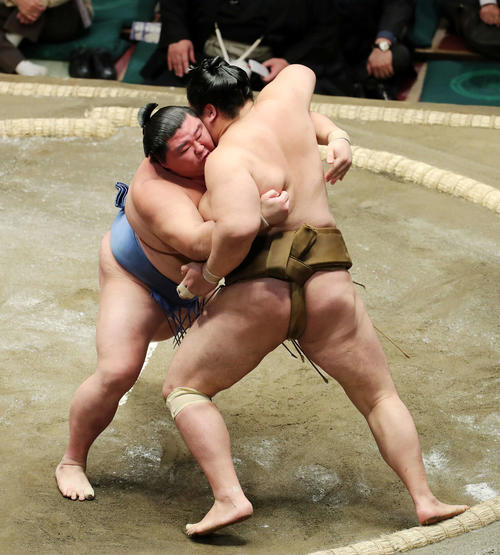 輝（右）を寄り切りで破る正代（撮影・鈴木正人）