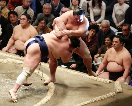 北勝富士に敗れた御嶽海（右）（撮影・丹羽敏通）