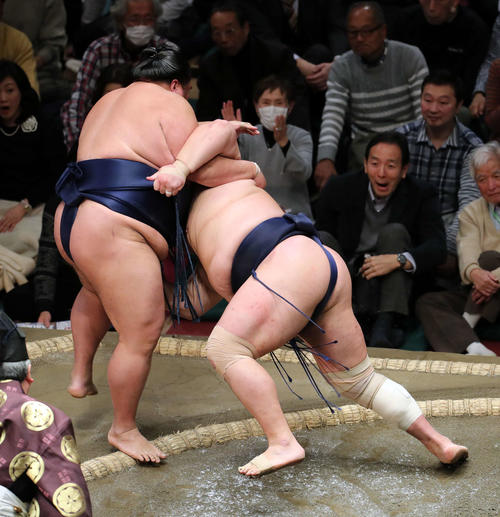 御嶽海（左）を寄り切りで破る北勝富士（撮影・鈴木正人）