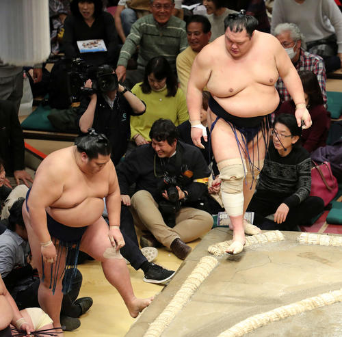 御嶽海（左）を寄り切りで破った北勝富士（撮影・鈴木正人）