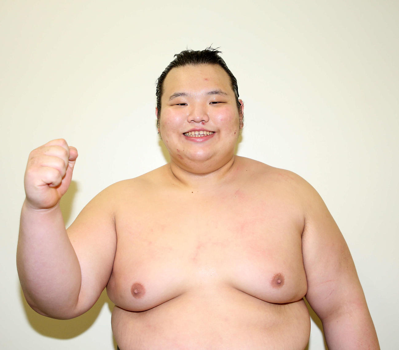 序ノ口優勝しガッツポーズする二本柳（撮影・鈴木正人）
