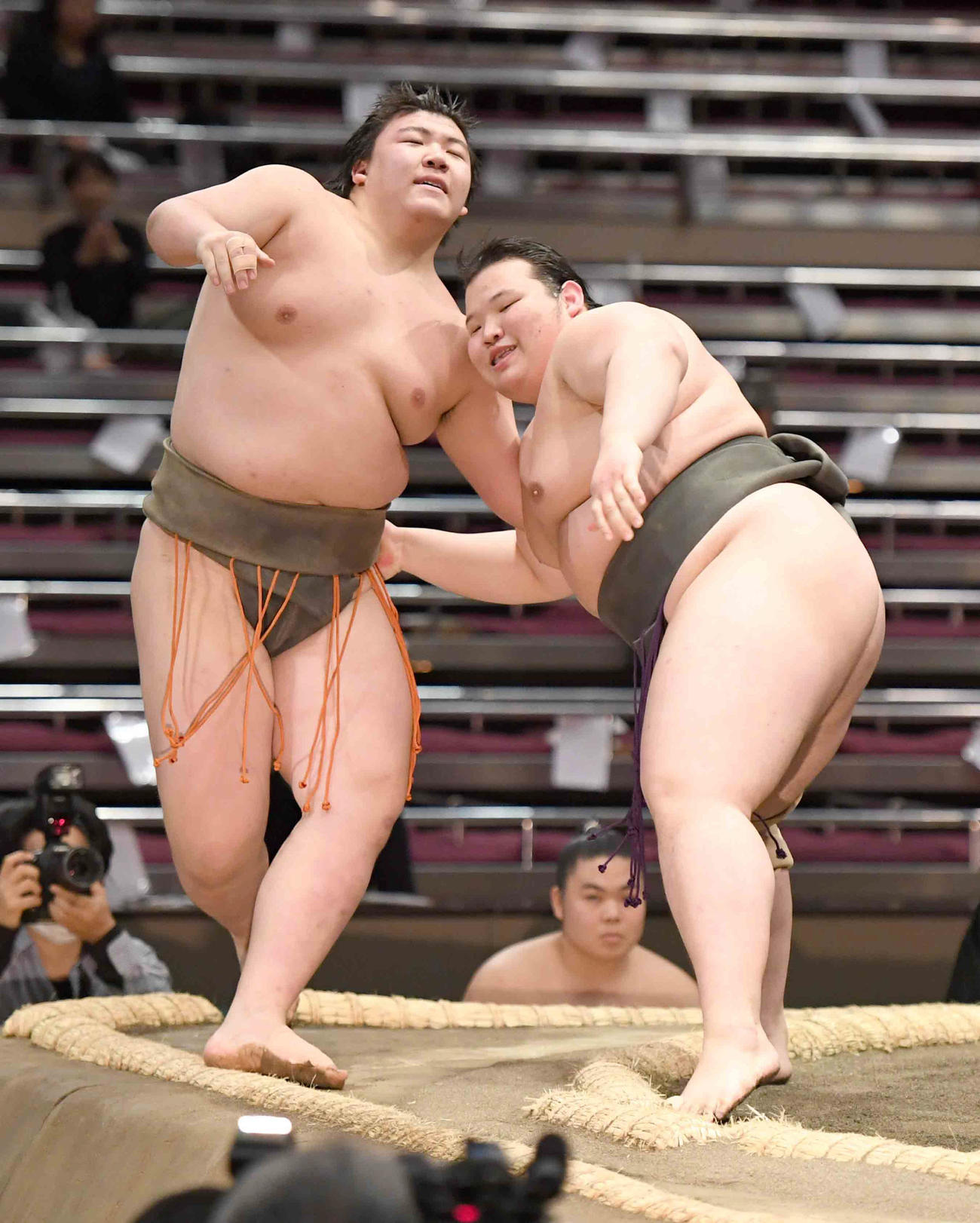 夢道鵬（左）を上手投げで下し序ノ口優勝を決めた二本柳（撮影・小沢裕）