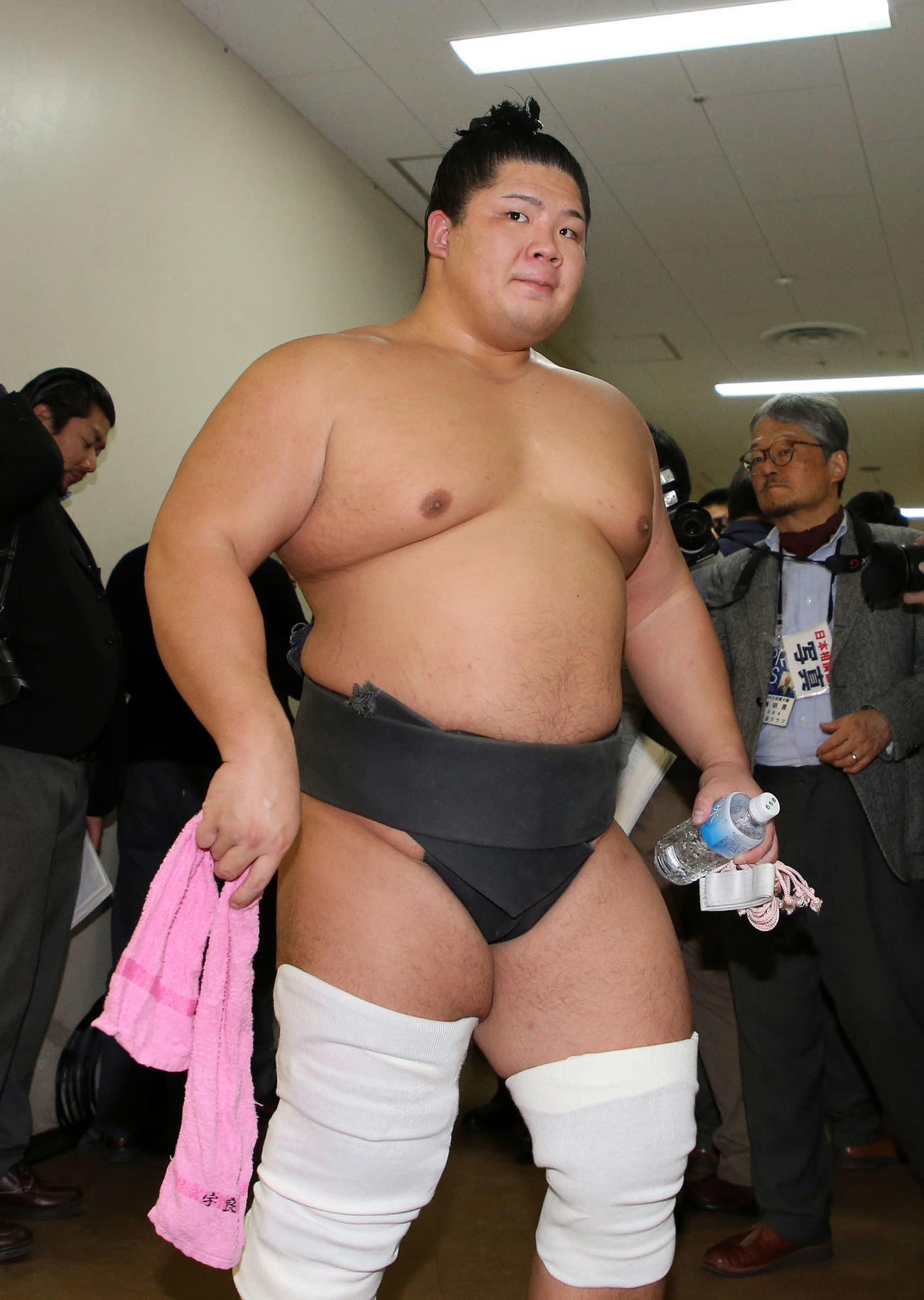 支度部屋に引き揚げる宇良（撮影・鈴木正人）