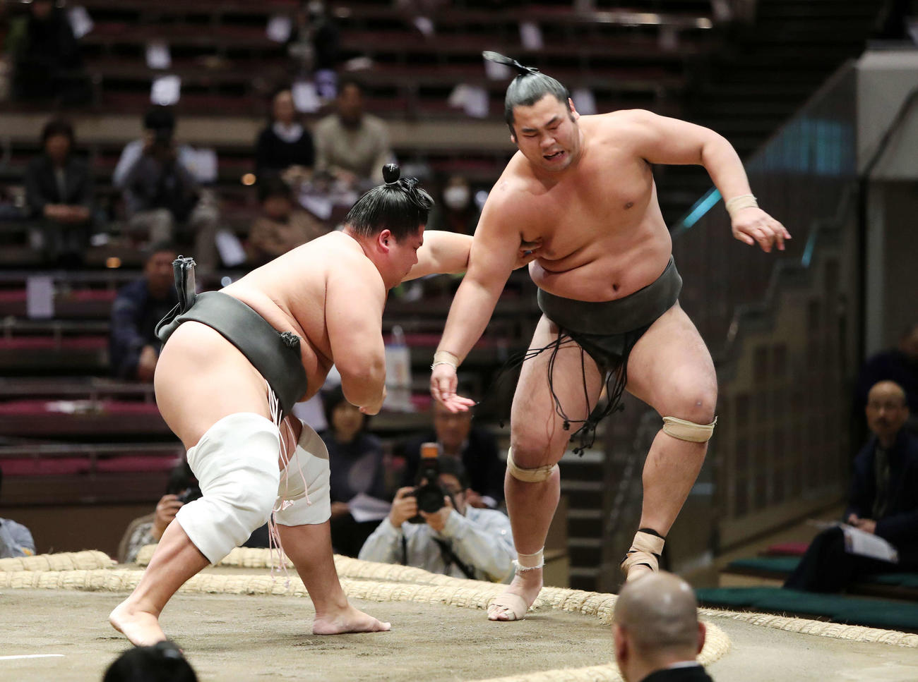 竜風（右）を押し出しで破る宇良（撮影・鈴木正人）