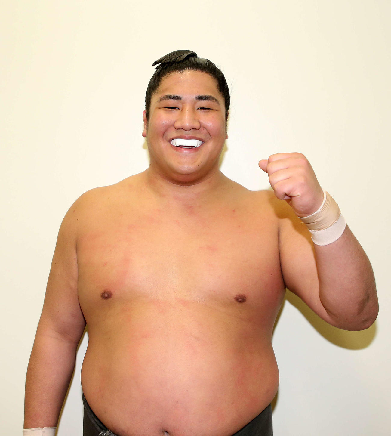 三段目優勝しガッツポーズする勇磨（撮影・鈴木正人）