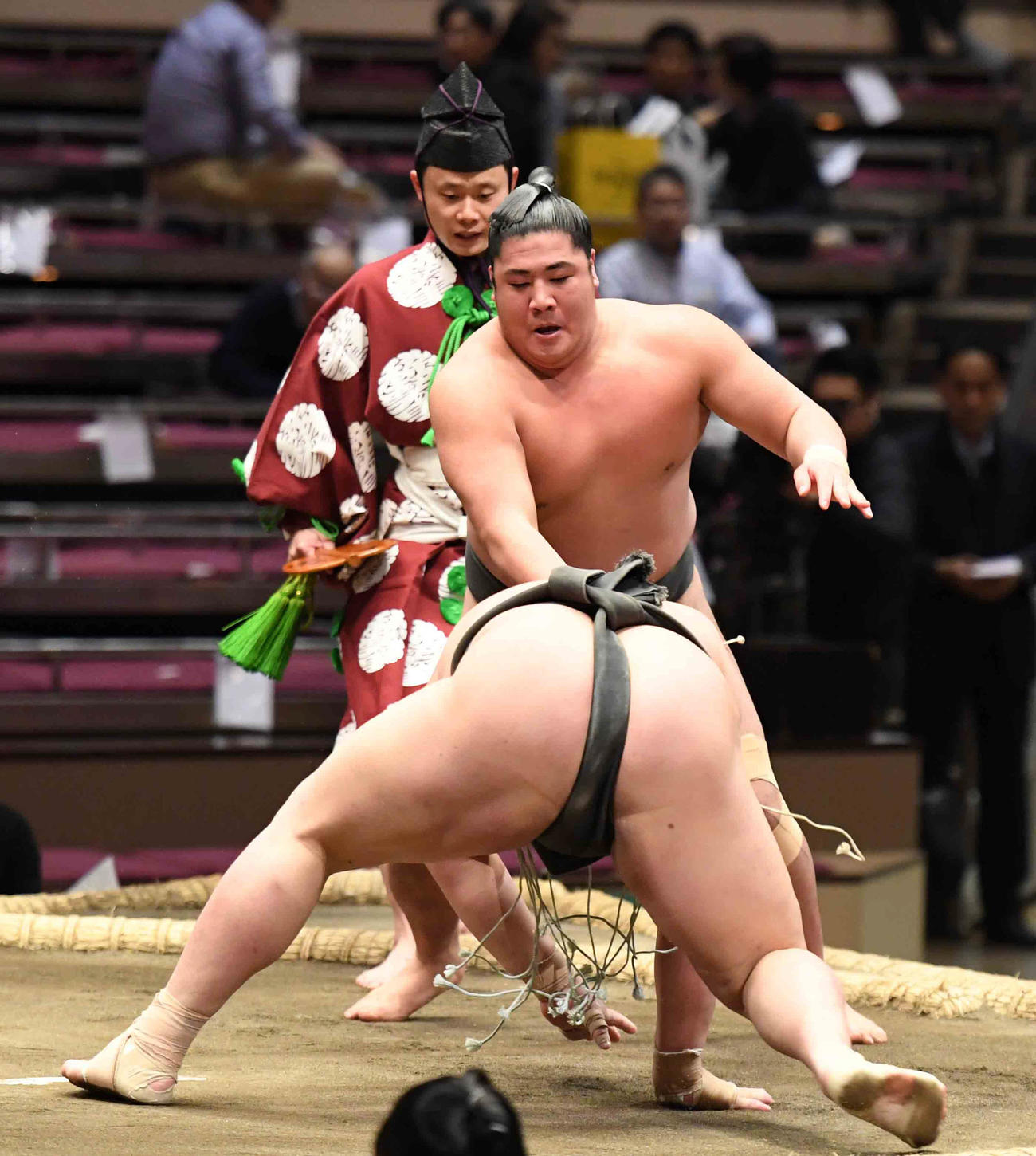 勇磨は佐田ノ華（手前）をはたき込みで下し三段目優勝を飾る（撮影・小沢裕）