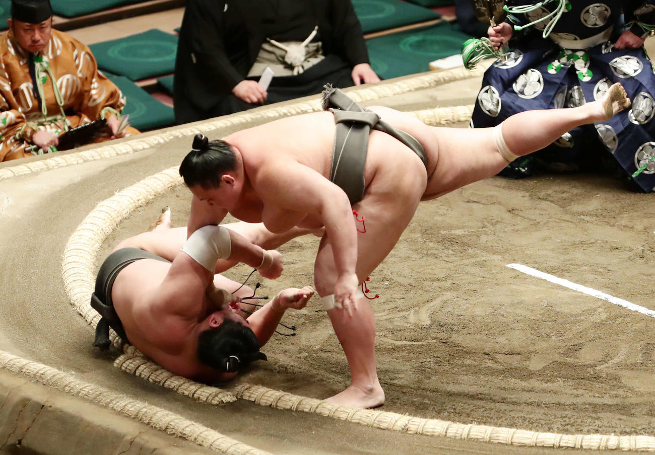 若元春を破って幕下優勝を決めた魁渡（右）（撮影・丹羽敏通）