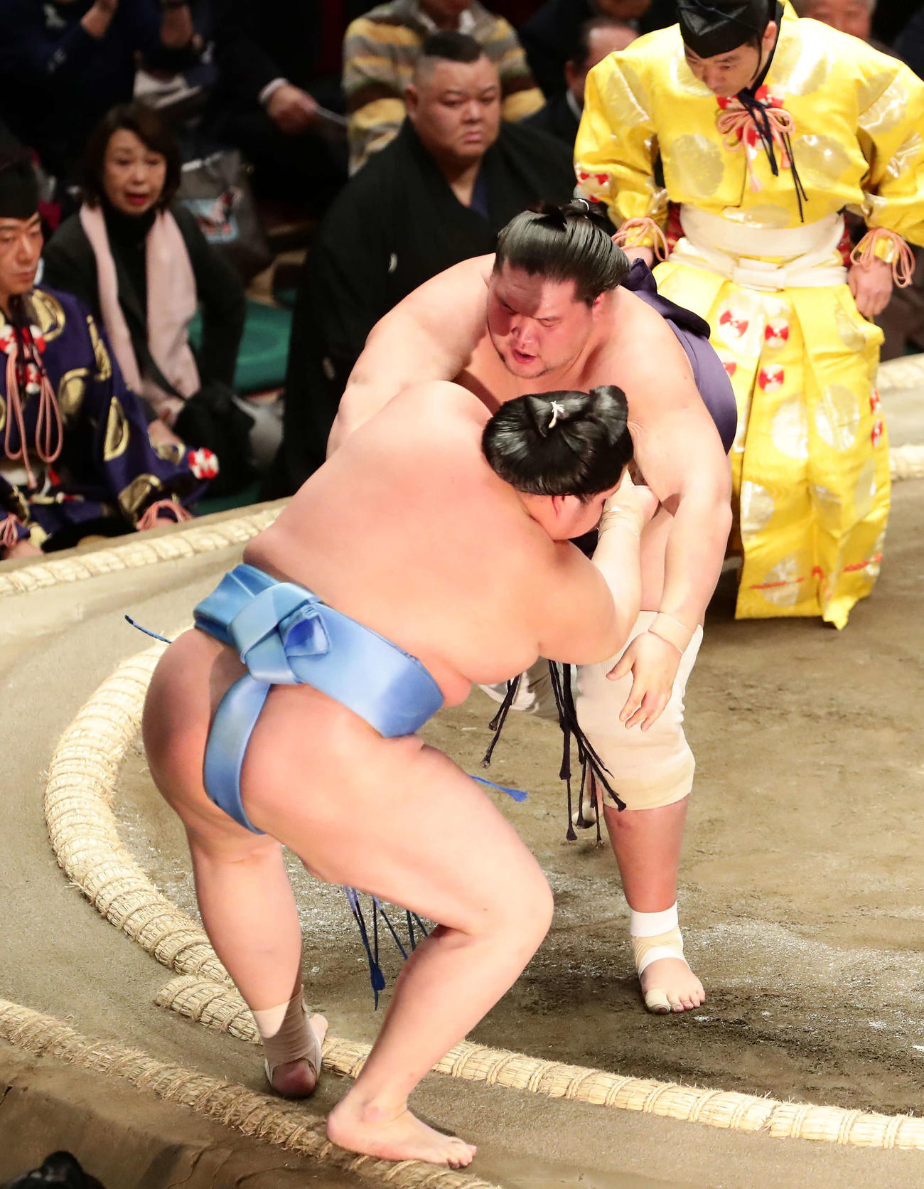 琴ノ若を極めだしで破った照ノ富士（奥）（撮影・丹羽敏通）