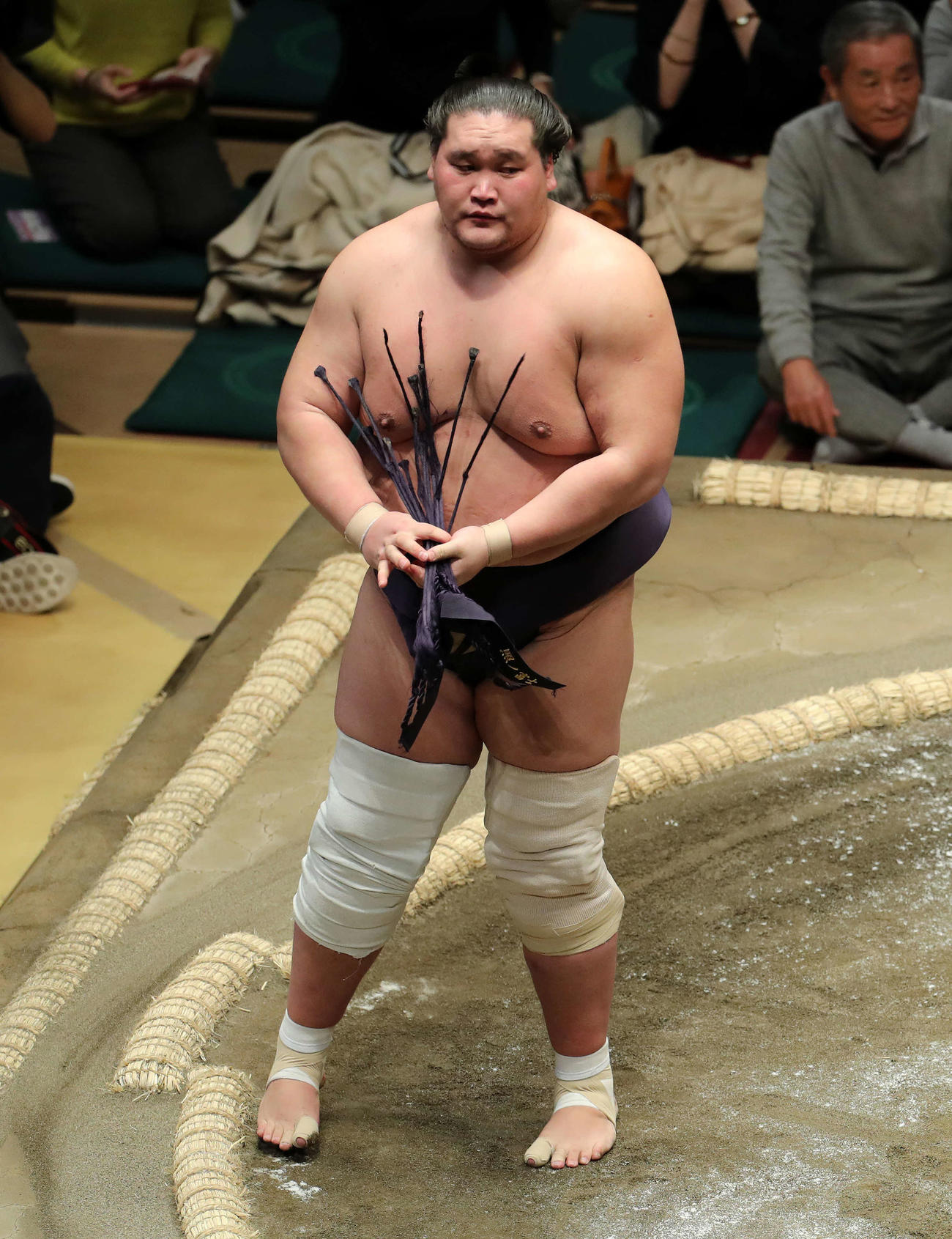 琴ノ若を極め出しで破った照ノ富士（撮影・鈴木正人）