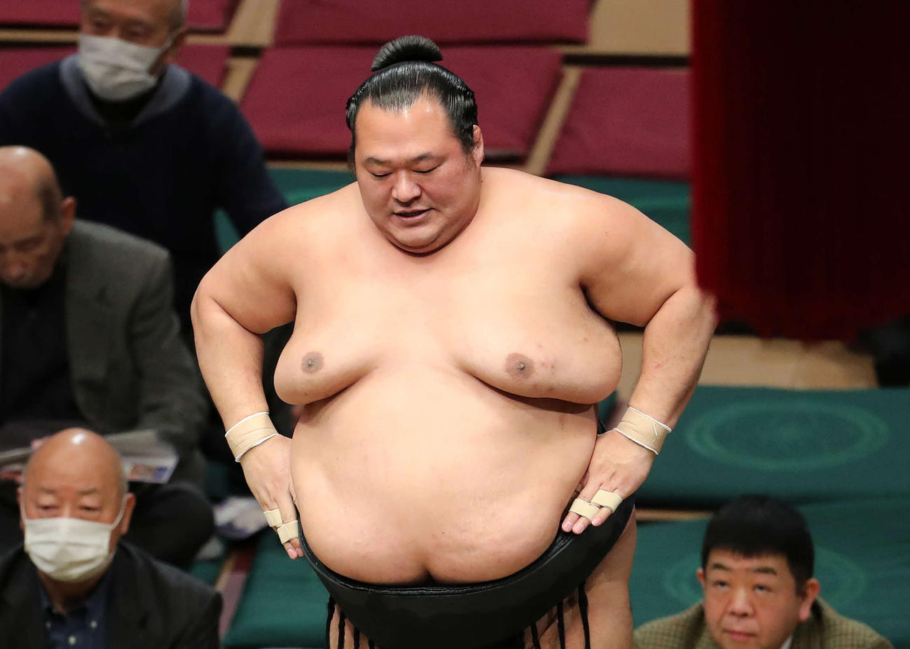 木崎海に押し出しで敗れ悔しそうな表情を見せる豊ノ島（撮影・鈴木正人）