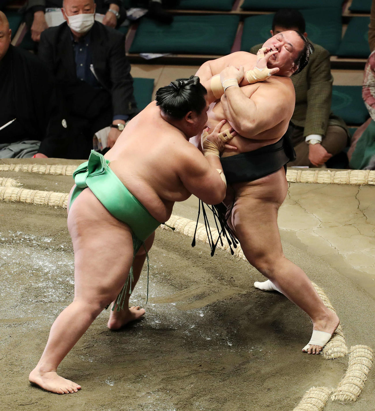 木崎海（左）に押し出しで敗れる豊ノ島（撮影・鈴木正人）