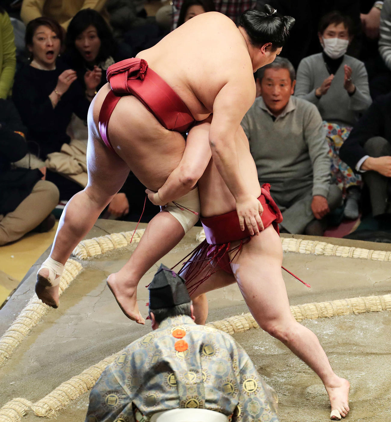 阿炎（左）を足取りで破る炎鵬（撮影・鈴木正人）