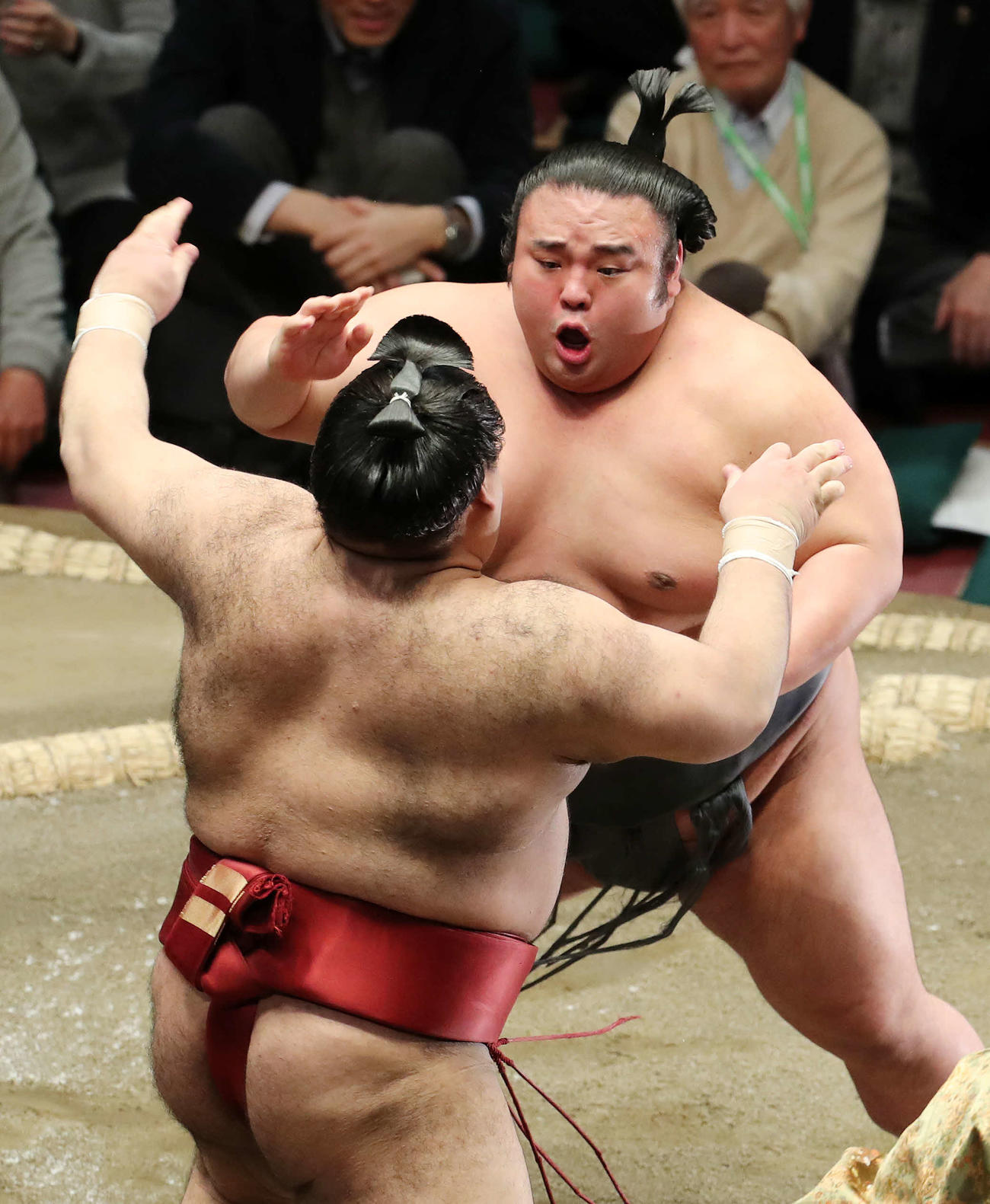 高安（手前）を激しく攻める貴景勝（撮影・鈴木正人）