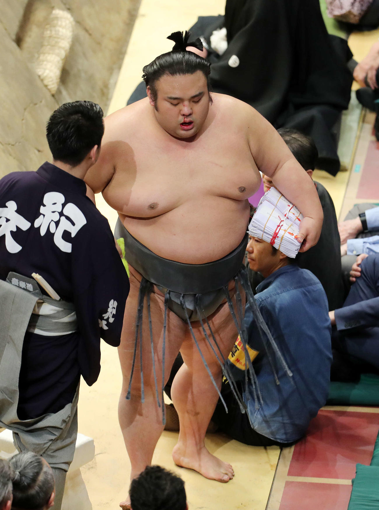 高安との激しい取組で鼻血を出し、花道を引き揚げる貴景勝（撮影・鈴木正人）
