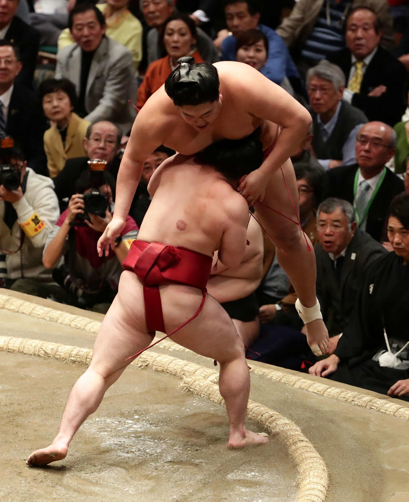 阿炎を足取りで破った炎鵬（手前）（撮影・丹羽敏通）