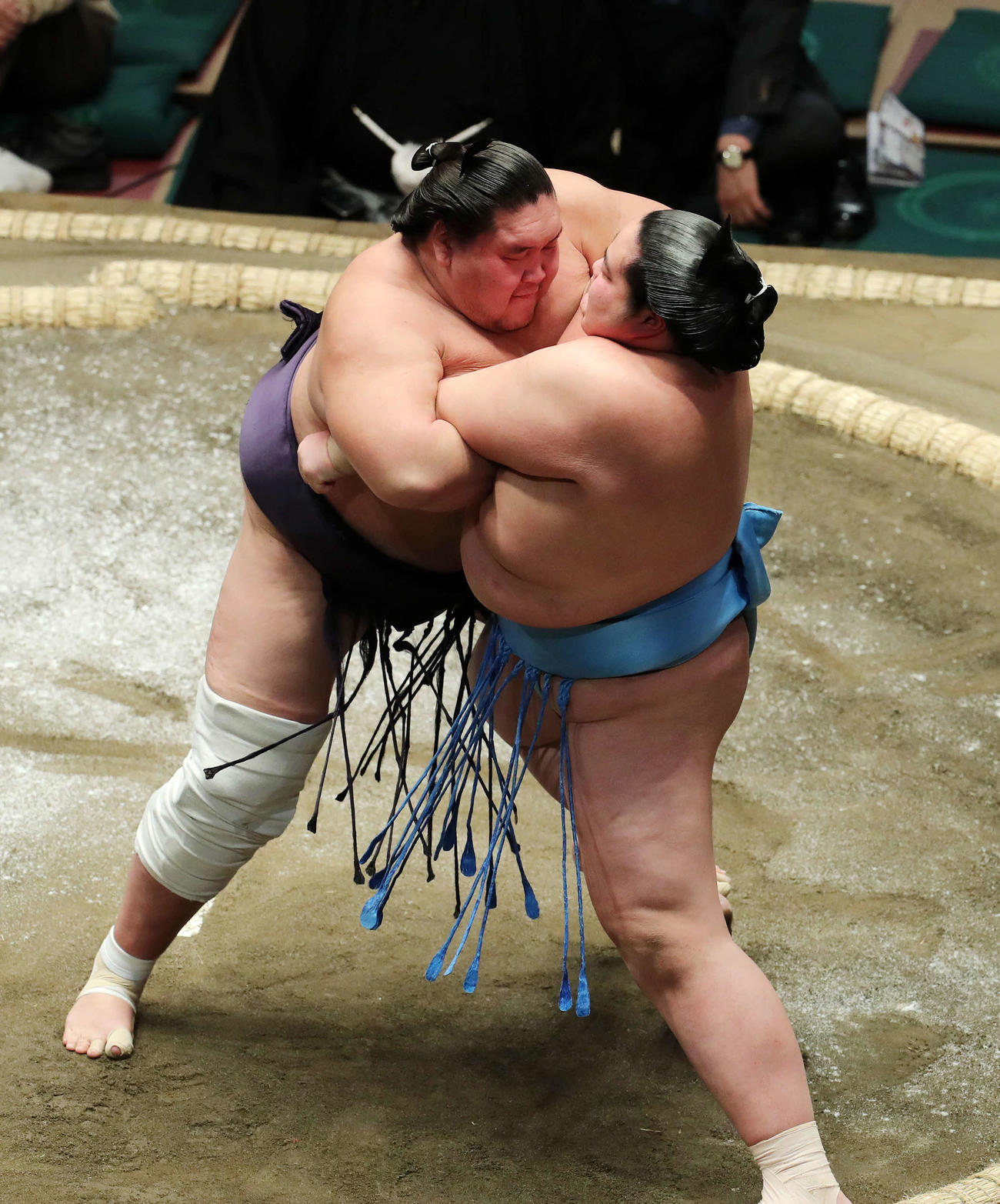 琴ノ若（右）を極め出しで破る照ノ富士（撮影・鈴木正人）