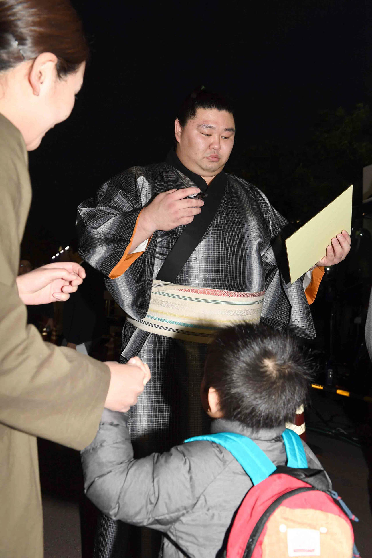 1敗を守った正代は観戦に訪れた子供ファンからのサインに応じる（撮影・小沢裕）