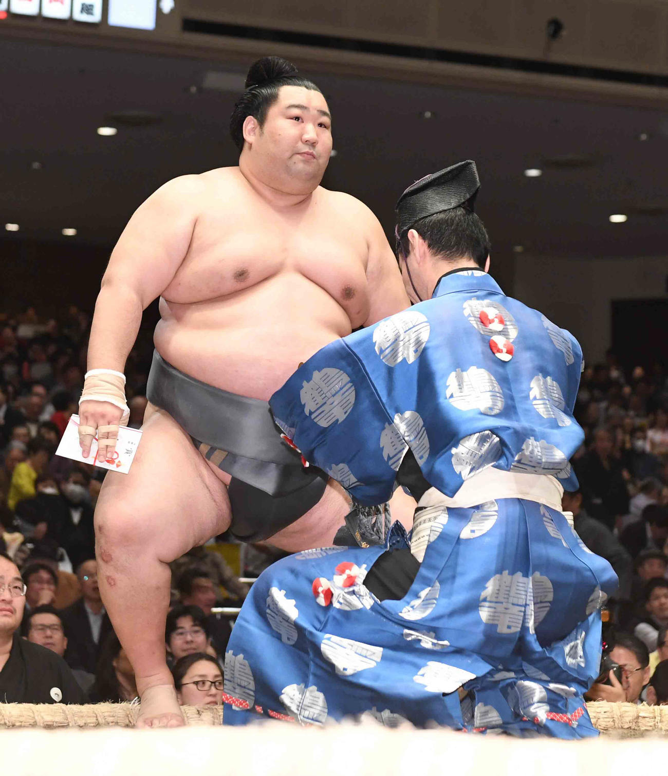 1敗を死守し懸賞を手にする徳勝龍（撮影・小沢裕）