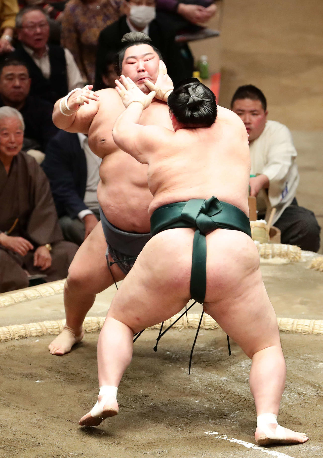 豊山の攻めを土俵際で、こらえる徳勝龍（奥）（撮影・丹羽敏通）