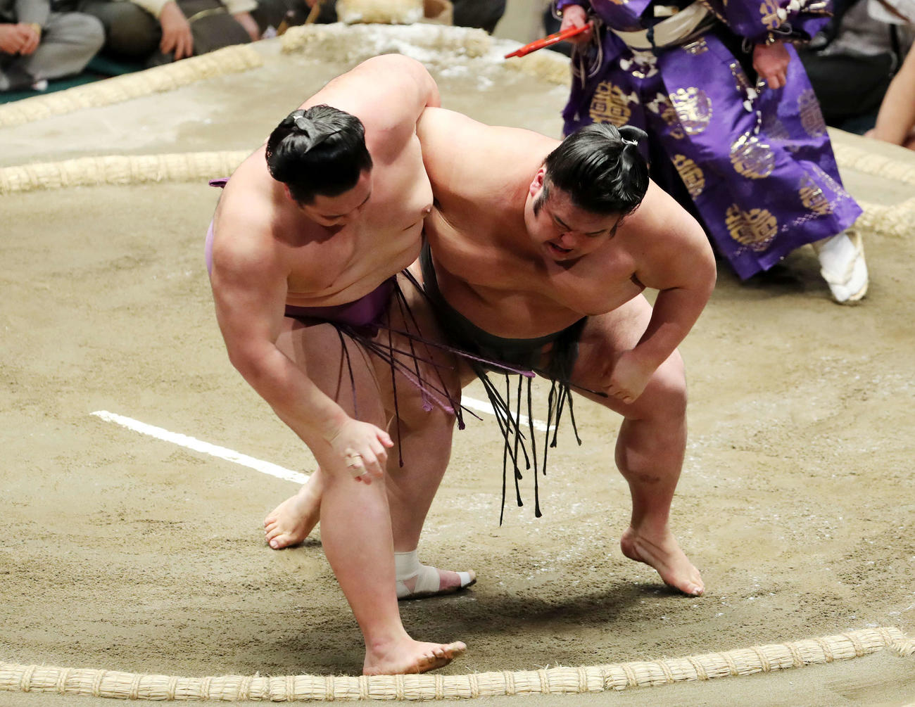 貴景勝（右）を上手投げで破る朝乃山（撮影・鈴木正人）