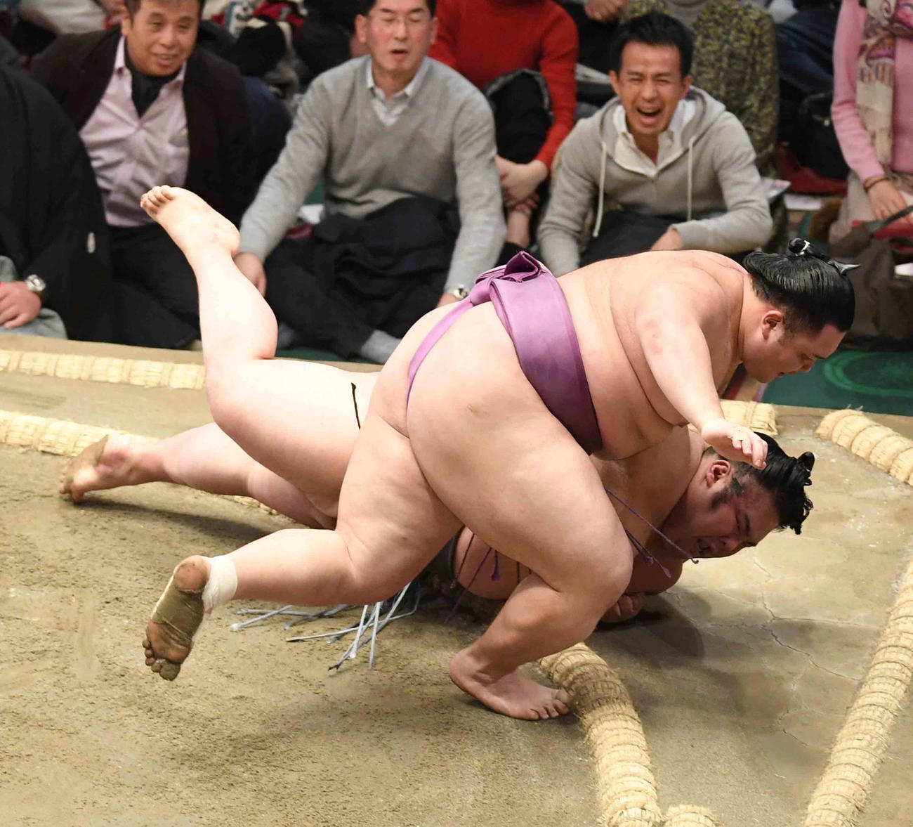 朝乃山は貴景勝（下）を上手投げで破る（撮影・小沢裕）