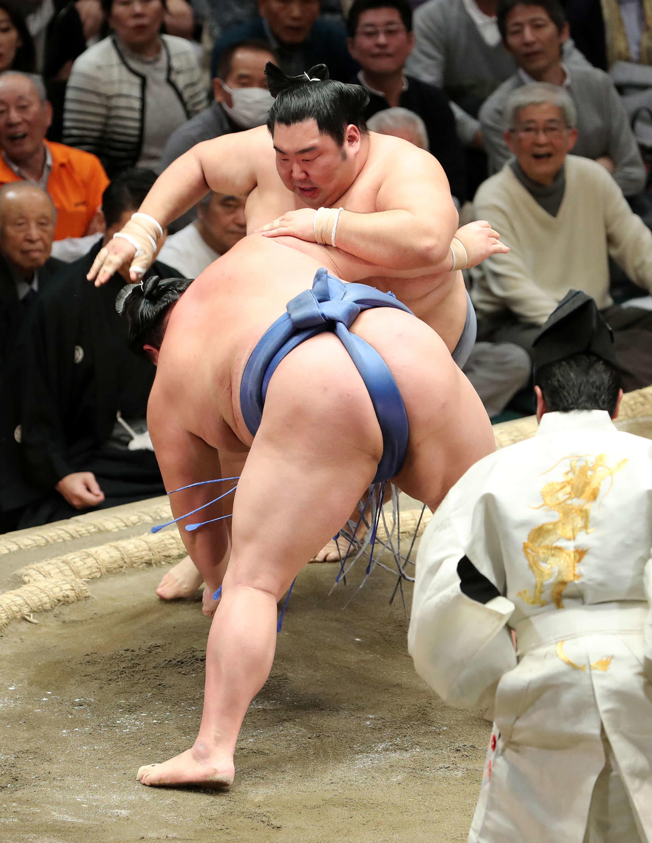 正代（手前）を突き落としで破る徳勝龍（撮影・鈴木正人）