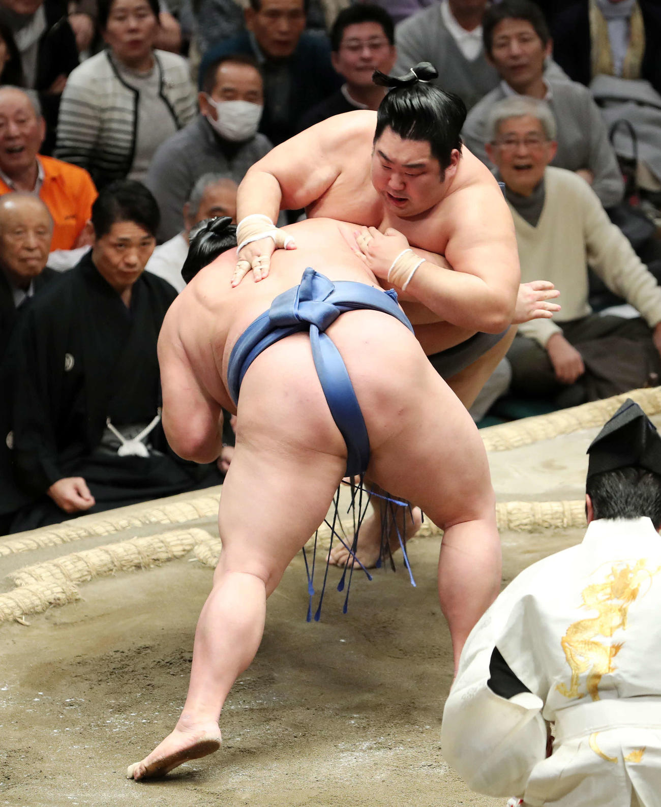 正代（手前）を突き落としで破る徳勝龍（撮影・鈴木正人）