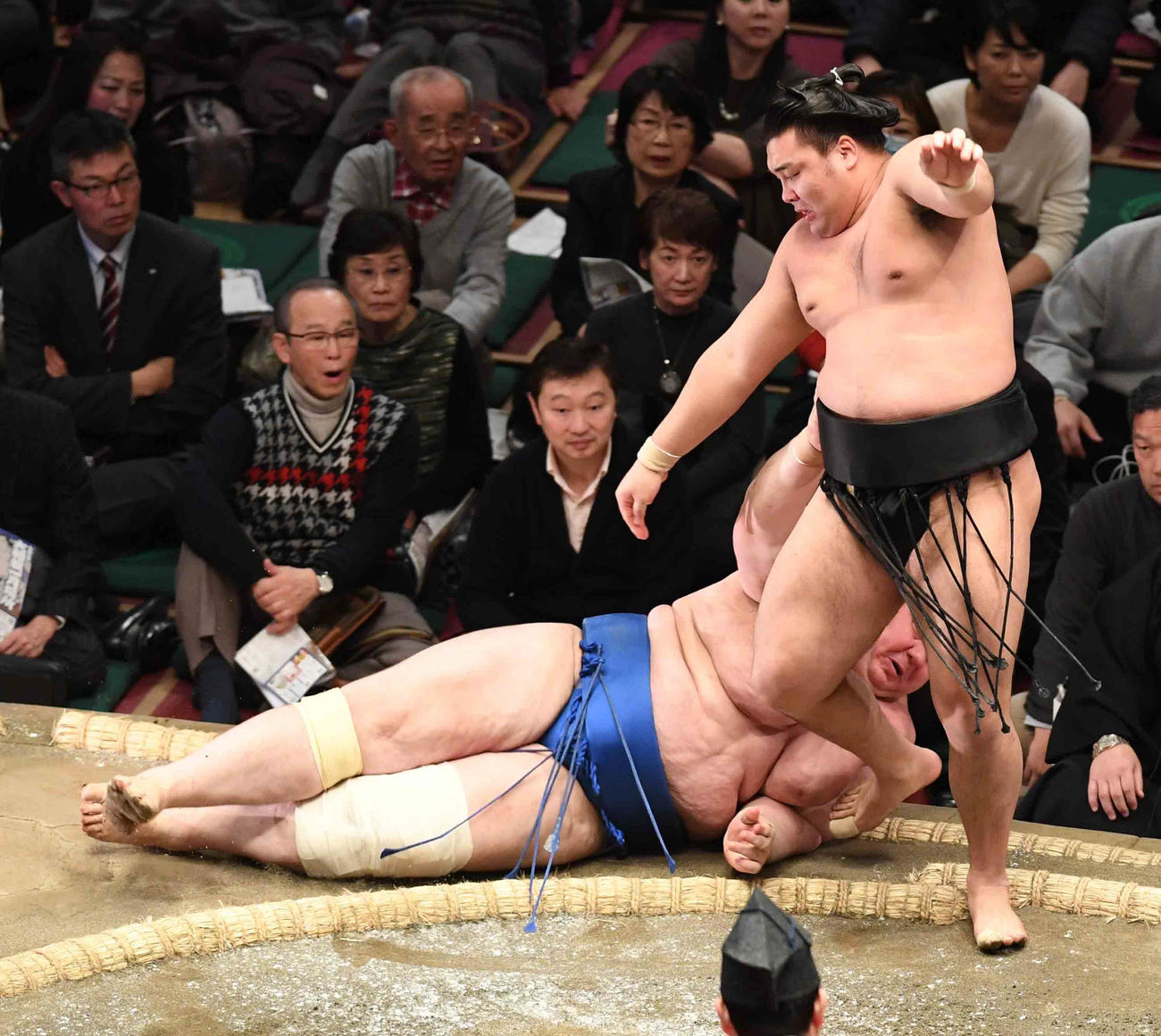 霧馬山（右）は碧山を肩すかしで下す（撮影・小沢裕）