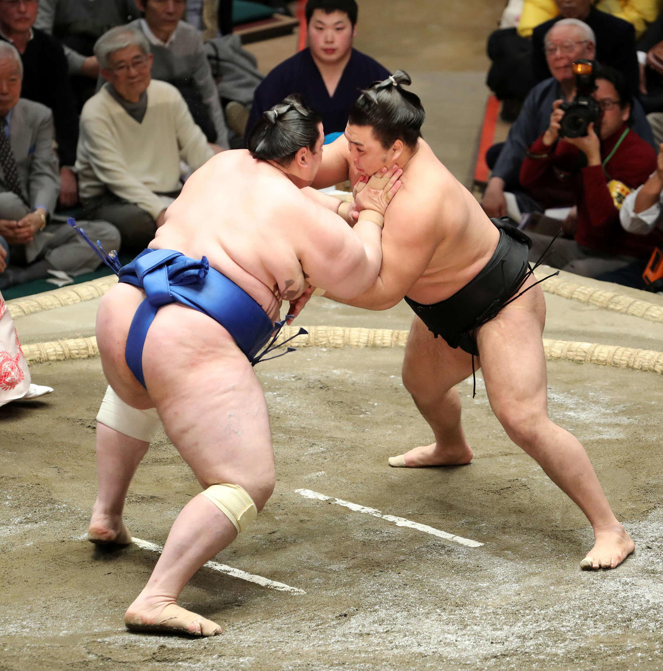 碧山（左）を激しく攻める霧馬山（撮影・鈴木正人）