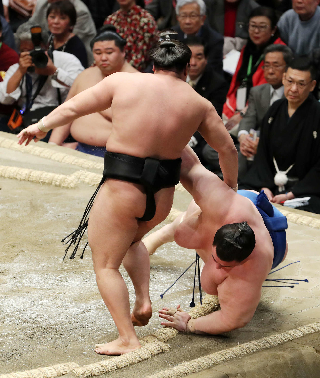 碧山（右）を肩すかしで破る霧馬山（撮影・鈴木正人）