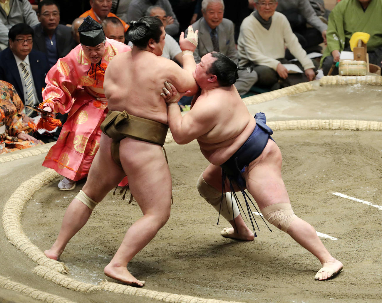 輝（左）を激しく攻める北勝富士（撮影・鈴木正人）