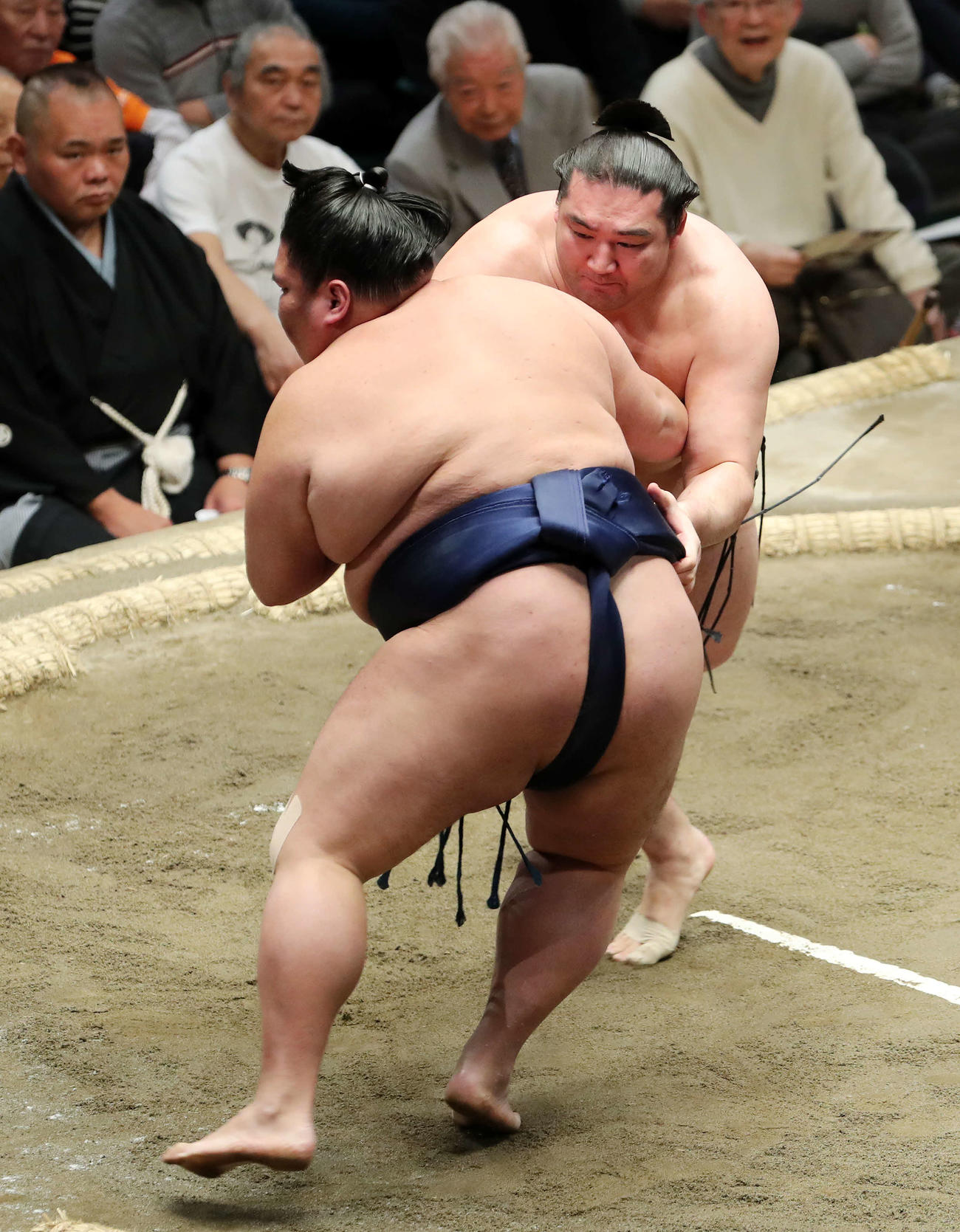 御嶽海（手前）を激しく攻める竜電（撮影・鈴木正人）