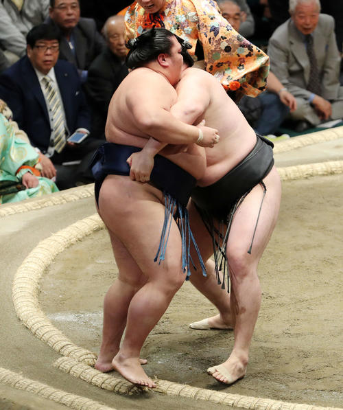 御嶽海(左)を寄り切りで破る竜電(撮影・鈴木正人)