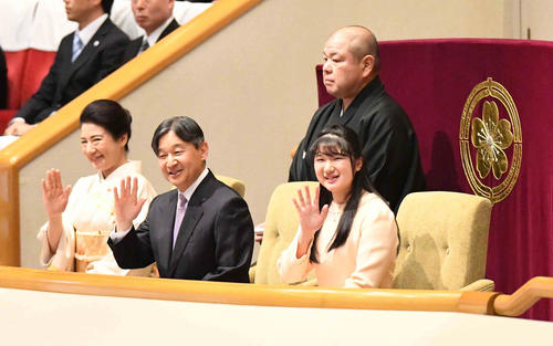 大相撲初場所14日目をご観戦される天皇皇后両陛下。右は内親王殿下愛子さま(撮影・小沢裕)