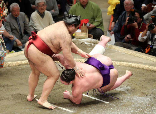 栃ノ心(右)を上手投げで破る高安(撮影・鈴木正人)
