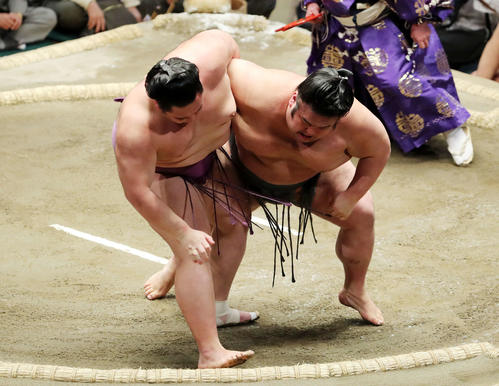 貴景勝(右)を上手投げで破る朝乃山(撮影・鈴木正人)