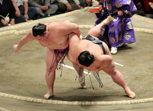 貴景勝(右)を上手投げ破る朝乃山(撮影・鈴木正人)