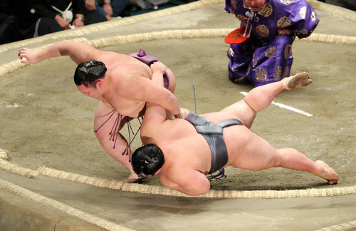 貴景勝(右)を上手投げ破る朝乃山(撮影・鈴木正人)