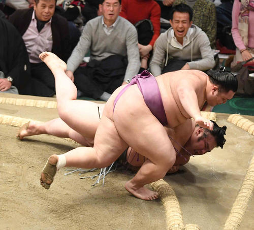 朝乃山は貴景勝(下)を上手投げで破る(撮影・小沢裕)