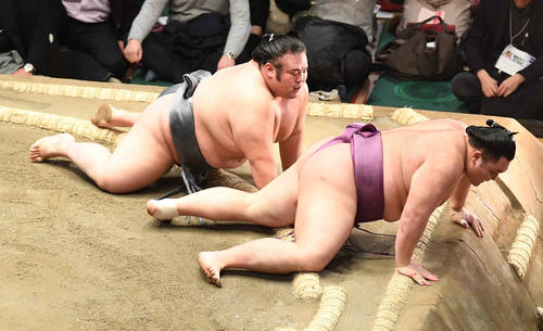 朝乃山は貴景勝(左)を上手投げで破る(撮影・小沢裕)