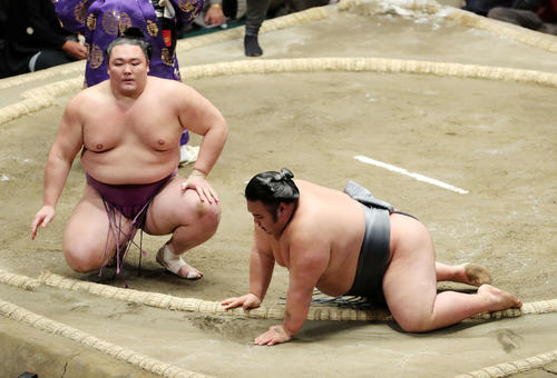 貴景勝(右)を上手投げ破った朝乃山(撮影・鈴木正人)