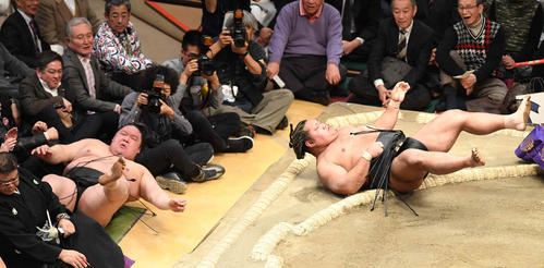 豪栄道(左)は寄り倒しで松鳳山に敗れる(撮影・小沢裕)