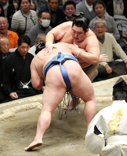 正代(手前)を突き落としで破る徳勝龍(撮影・鈴木正人)